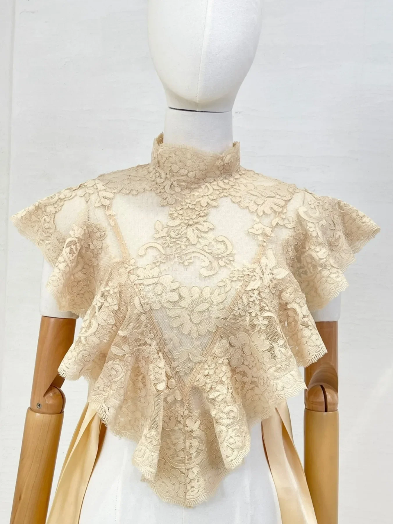 

Женская одежда 2025 года, бежевая кружевная облегающая блузка без рукавов с оборками, высококачественные блузки, топы