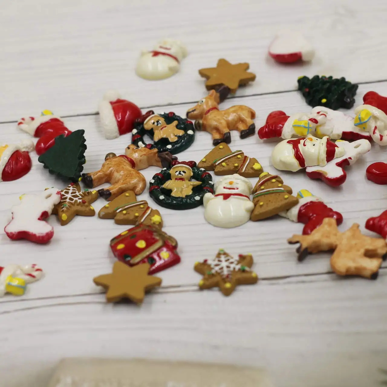 100PCS Mix Random Multi-shape Christmas Theme Flatback Resin Charm Cameos 15-30mm DIY Handicrafts Decoration Jewelry Accessories
