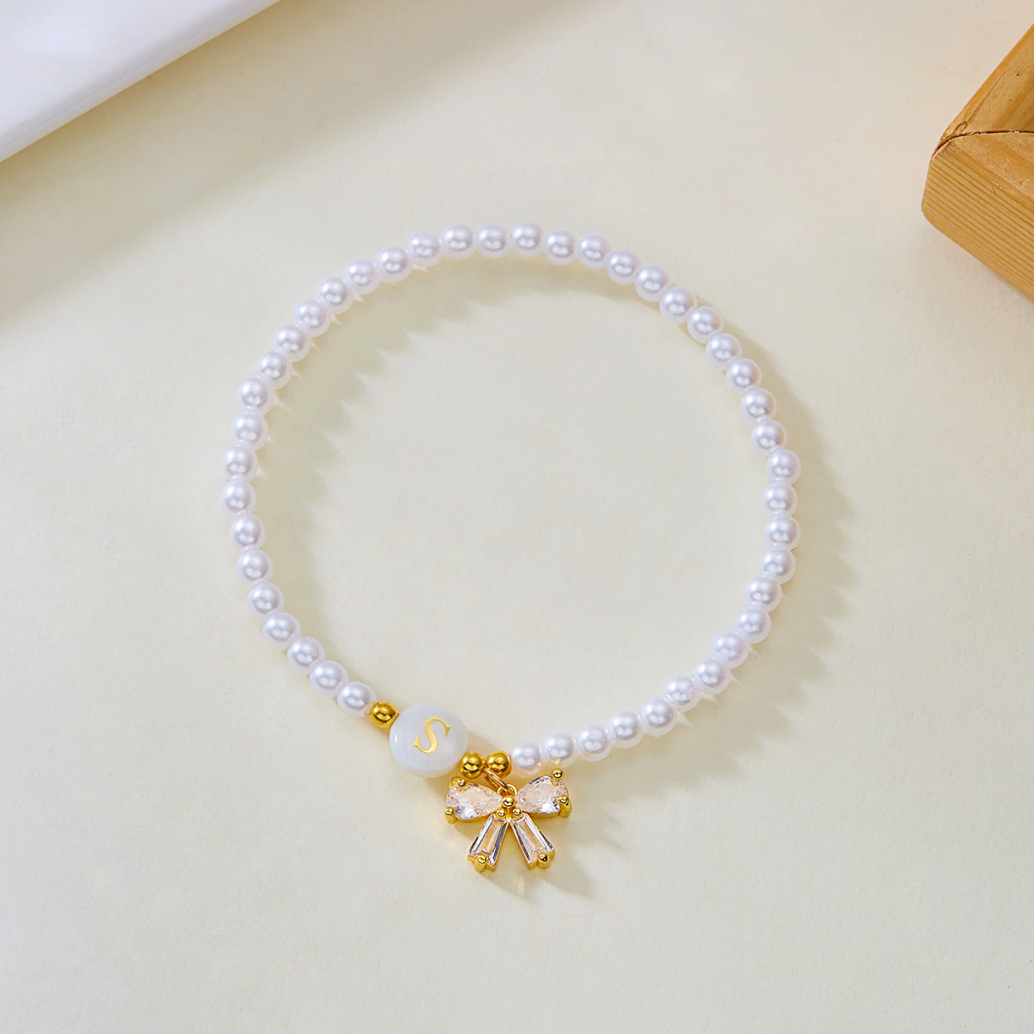 Zierliches Armband mit Imitationsperlen und 26 Buchstaben-Initialen für Damen, Luxuriöses Zirkon-Schleifenanhänger-Armband, Handgelenk-Schmuckgeschenk – Detail 13