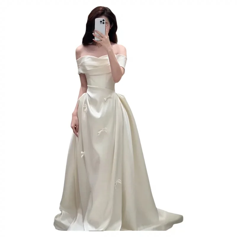 ホワイトモーニングドレス女性サテンイブニングドレスフレンチライトウェディングオフショルダー学生の日成人式芸術試験ボーカル音楽