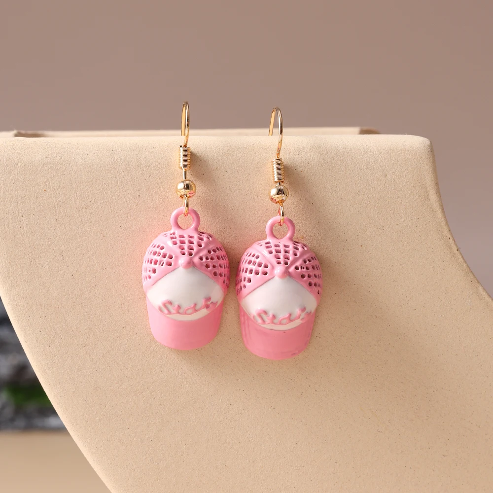 Aihua Kawaii Cartoon Hut Ohrringe Persönlichkeit Baseballkappe Strandpantoffel Hängeohrringe für Frauen Männer Urlaubsschmuck Geschenke – Detail 6