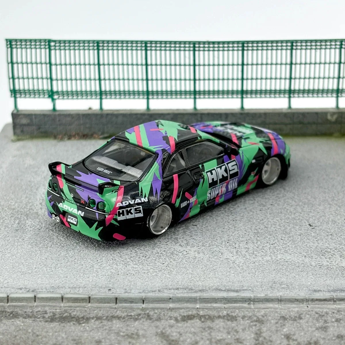 MINIGT&KAIDO House 1:64 Open cover Nissan Skyline GTR R33 HKS Theme painting alloy car model-Fast delivery