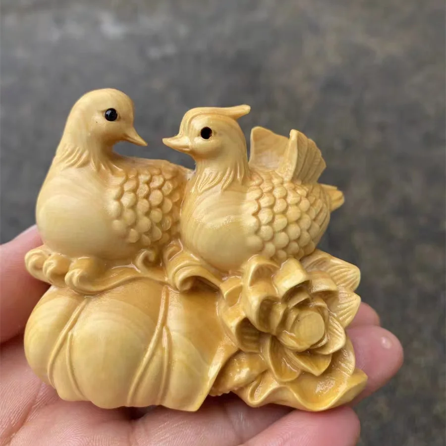 

Wooden Carving Bird Statuette Cute Mandarin Duck Playing In Water Desktop Ornament For Home Room Decor Gift Wedding Souvenirs