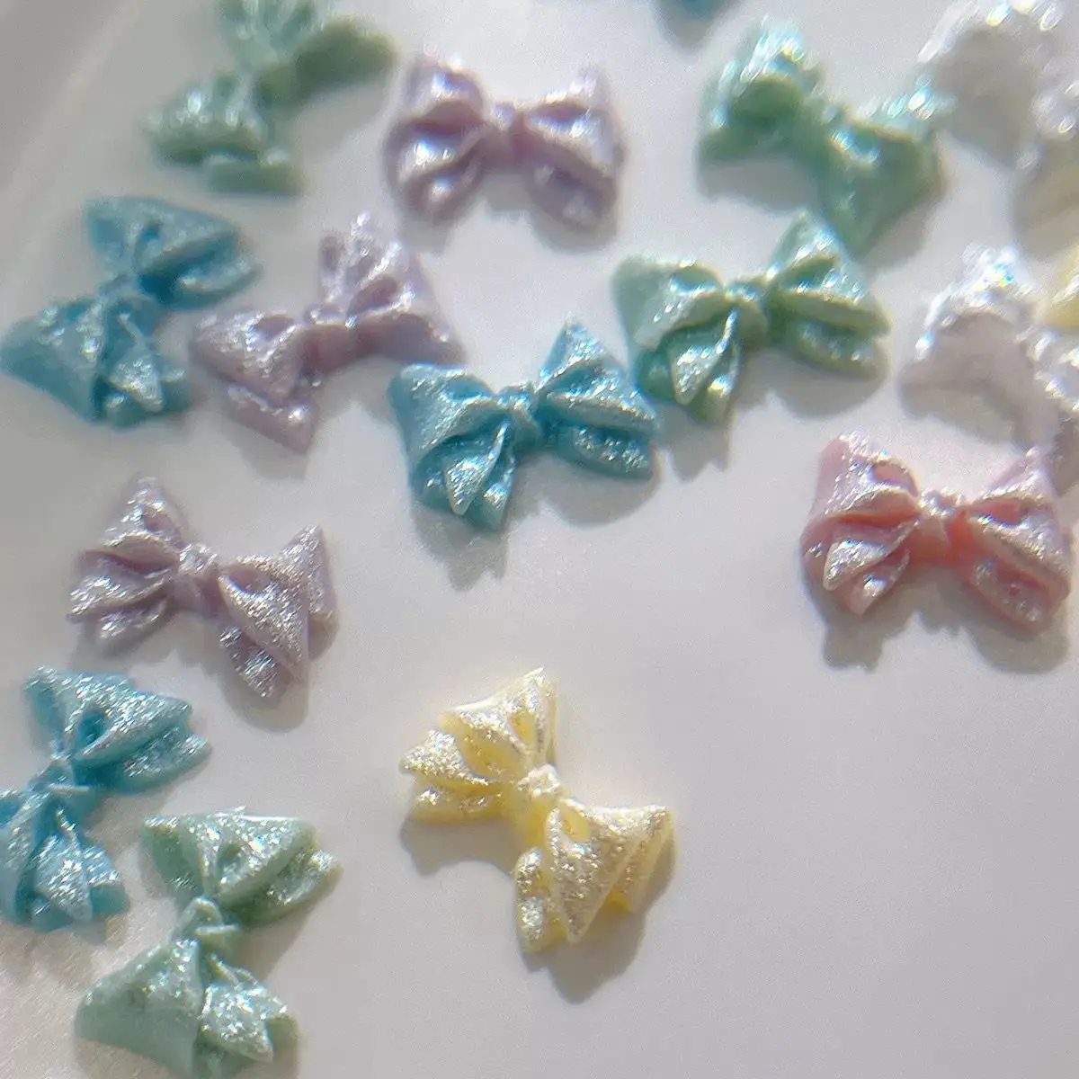 100 Stück 3D-Harz-Nagelkunst-Charms, flach, gemischte Farben, Schmetterling, Nagelkunst-Zubehör für Frauen und Mädchen, Nagelkunst-Zubehör – Detail 5
