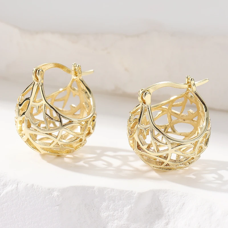 Elegant Golden Plated Hollow Ball Shaped Mini Hoop Earrings for Women Fashion Classic Design Banquet Wedding Jewelry Accessories