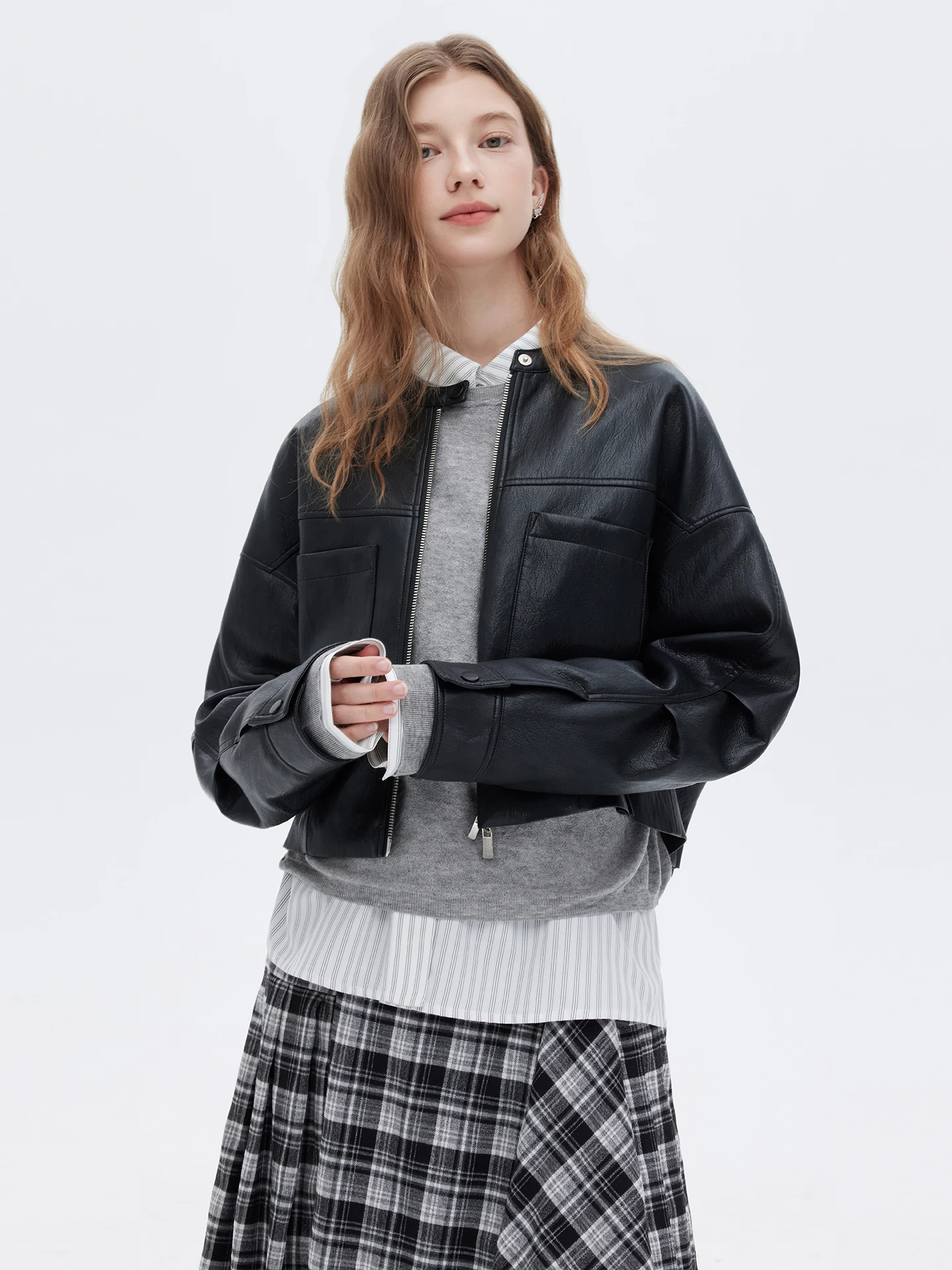 Veste en cuir PU noire pour femme, coupe ample, style décontracté, avec double fermeture éclair, épaules tombantes et col rond, idéale pour les trajets quotidiens.