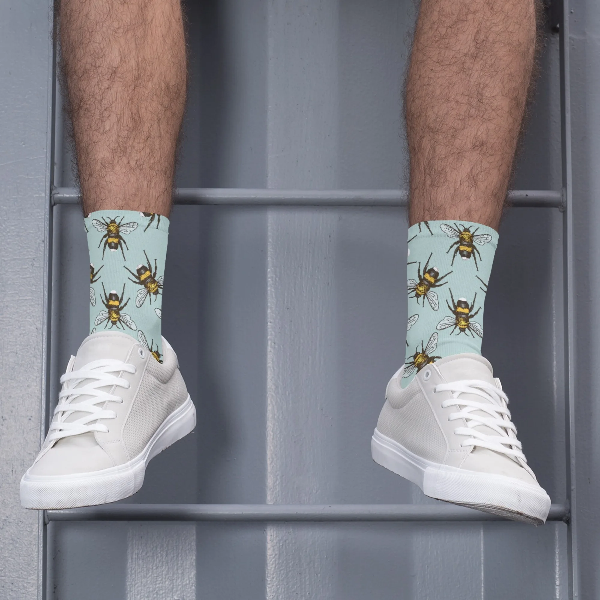 Lustige, neuartige, hellblaue, mit Bienenmuster bedruckte Herren-Crew-Socken, Bienenmuster-Design, bezaubernde Socken für Natur- und Tierliebhaber im Freien