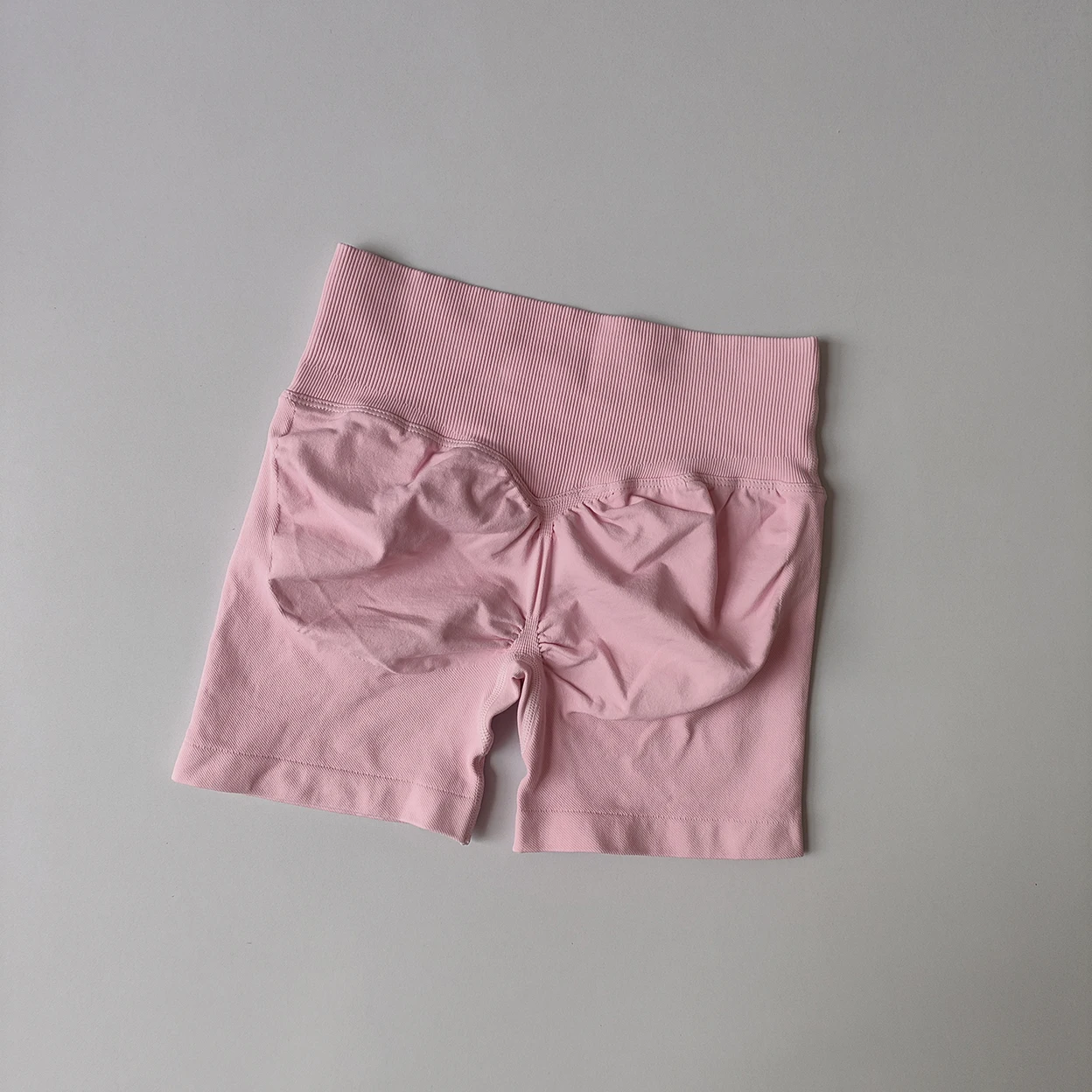 Damen Yoga-Shorts mit Vorderkreuz-Taille, dreiteilig, Hüftstraffend, Schnelltrocknend, Eng Anliegende Sportshorts für Training, Laufen und Fitness – Detail 20