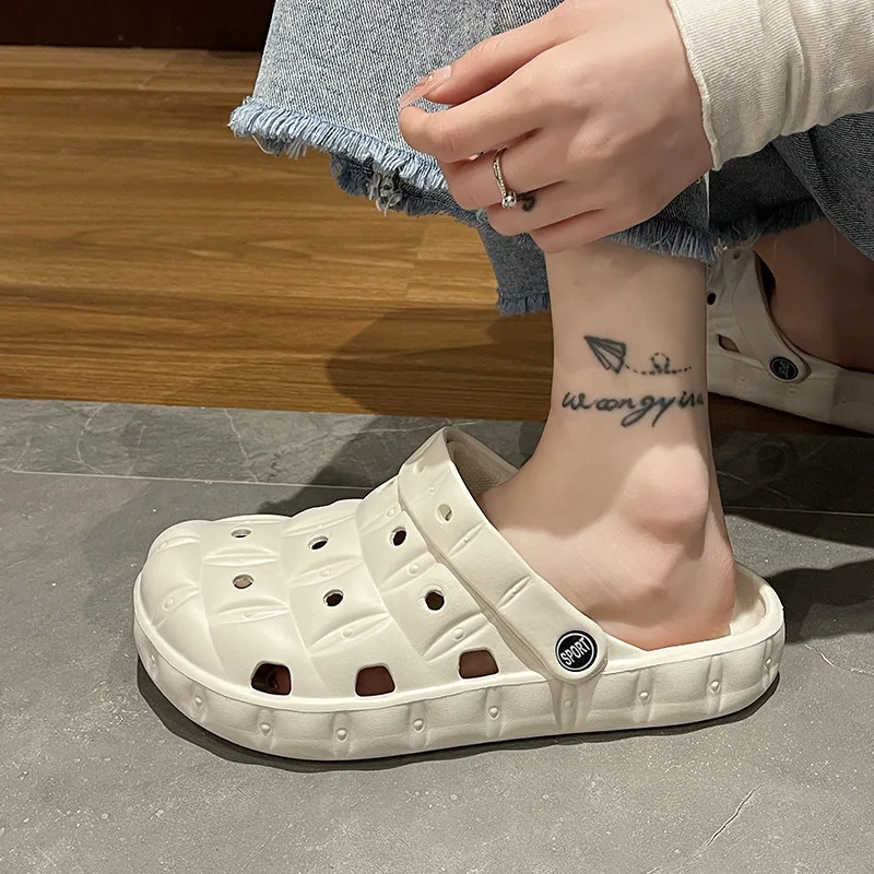 

2026 Women Clogs Slippers Breathable Garden Sandals Non-Slip Comfortable Beach Shoes Adult Anti Slip Casual Beach Shoes