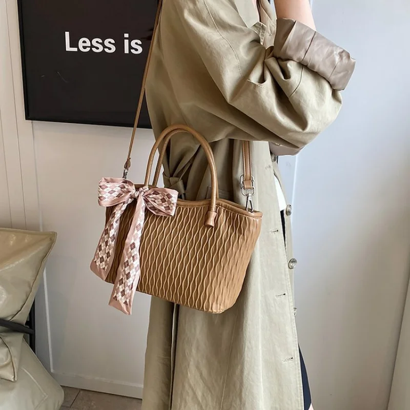

Elegant Top Handle Tote Bag For Women In Durable Leather With Spacious Compartment For Shopping
