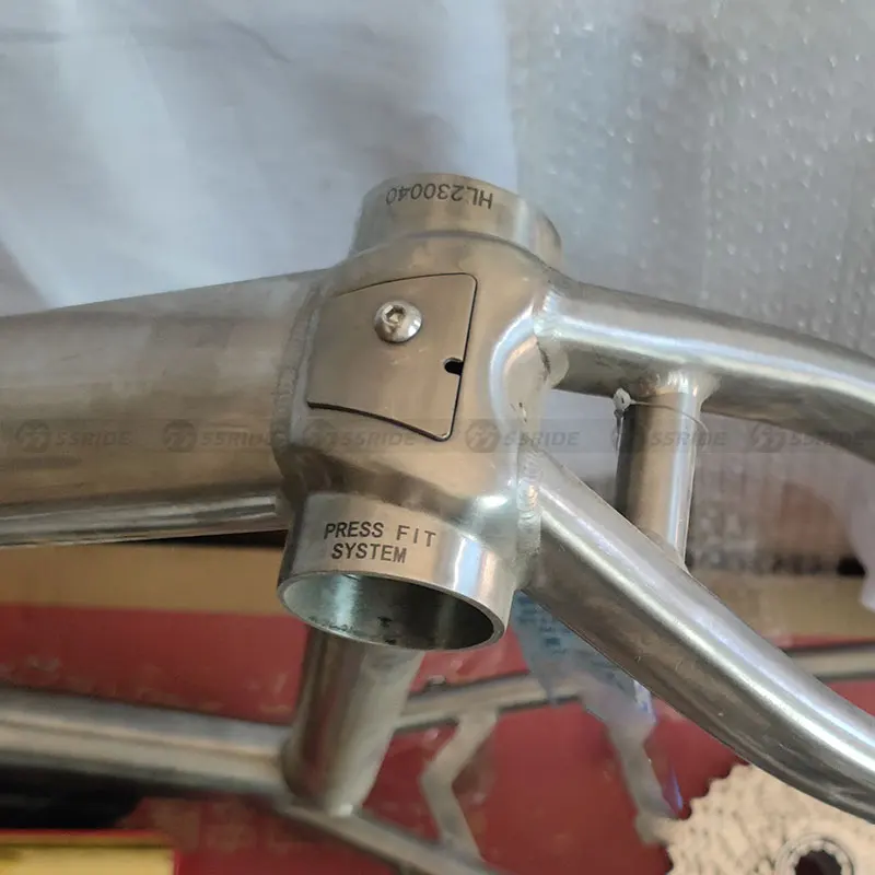 700C Titanium Alloy Lightweight Road Bicycle Frame Flat Mount Disc Brake BB68 for Enhanced Cycling Experience - view 6