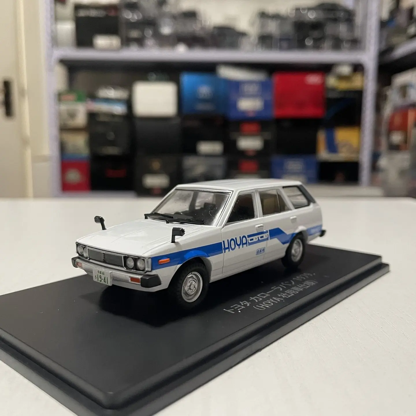 Hachette Coche de Juguete a Escala 1:43 de Aleación Fundida a Presión, Toyota Corolla Van 1979, Modelo Clásico, Nostalgia, Regalo para Adultos, Souvenir, Exhibición Estática