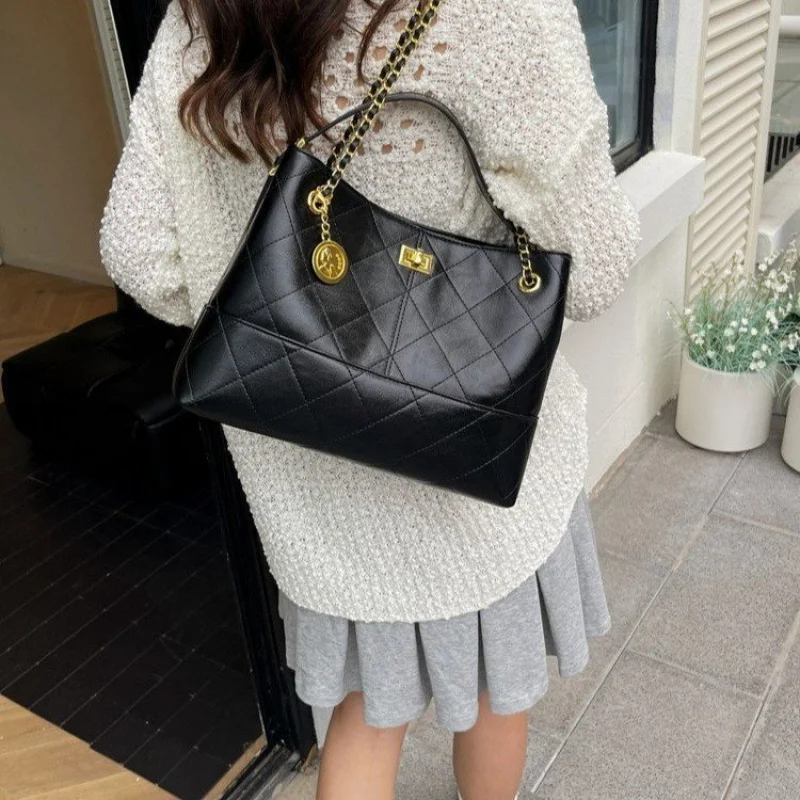 

High-End Women's Crossbody-Bag Crafted From Fine Leather Boasting Paris Vintage Look​