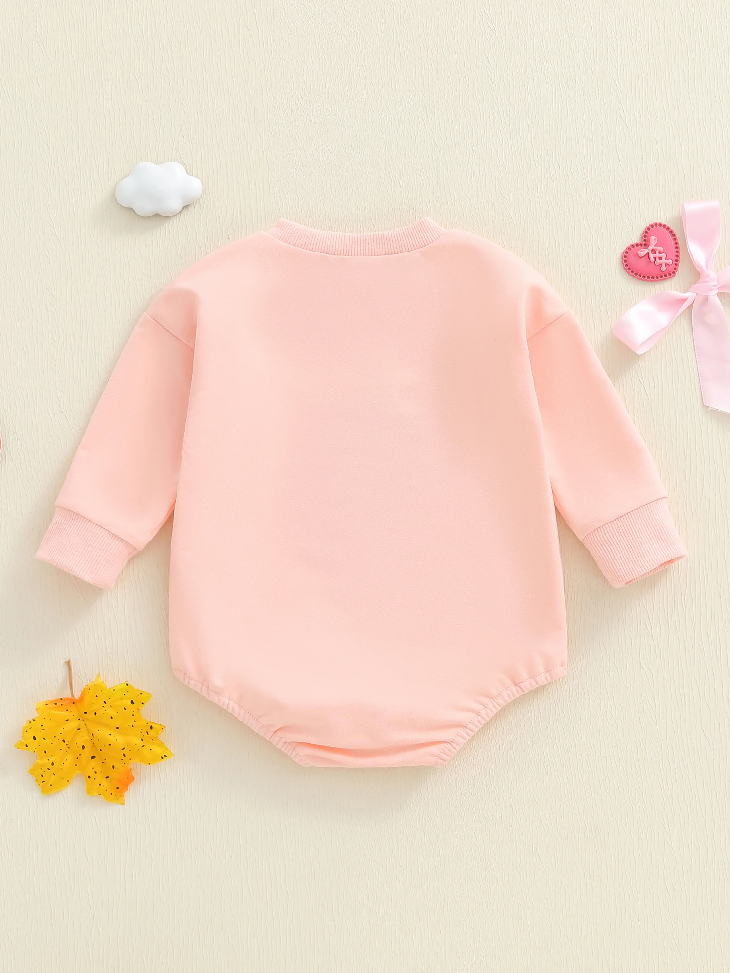 Schattig peutermeisje met ruches aan de mouwen en bloemenprint voor lente- en zomeroutfits