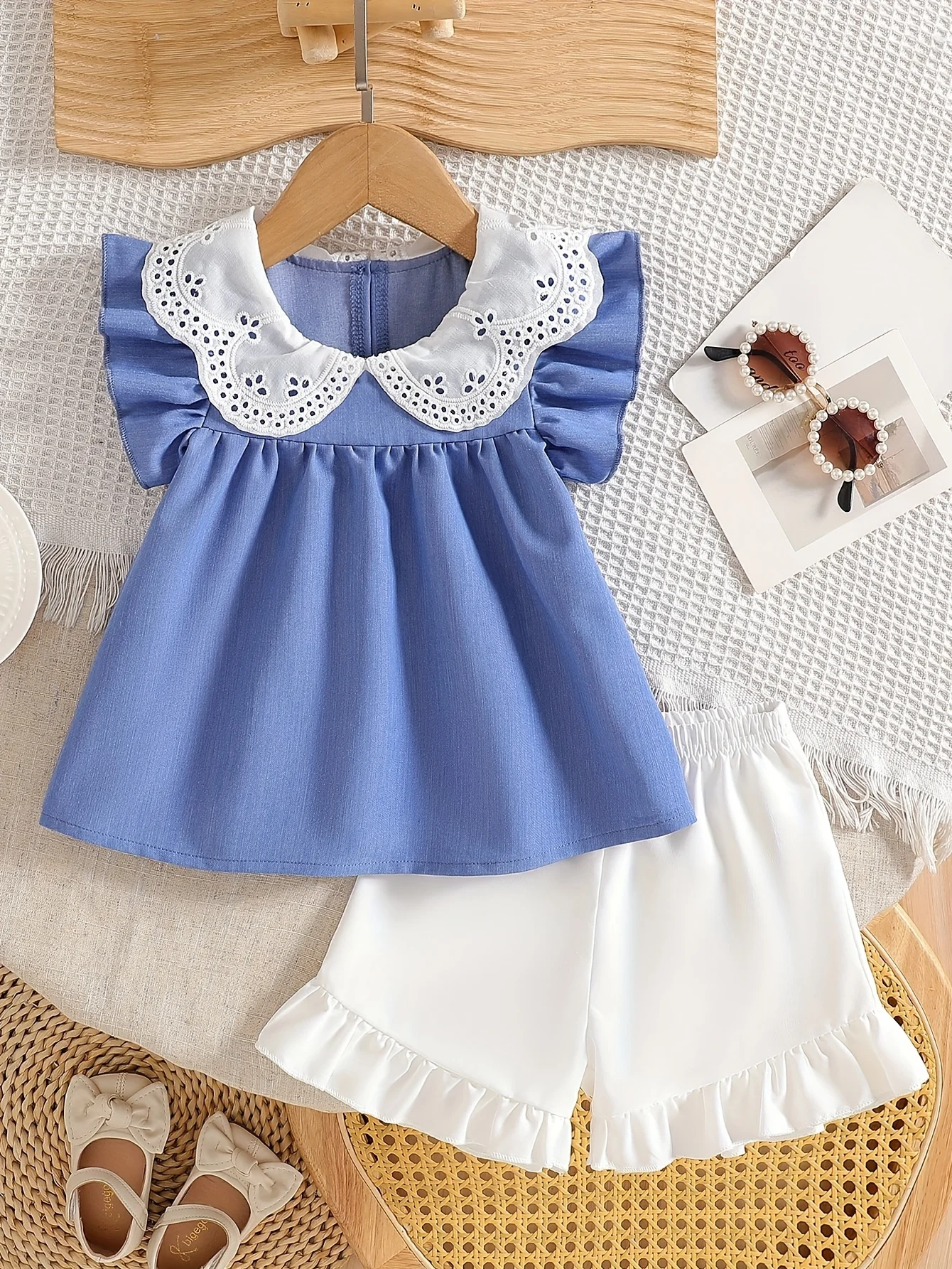 

Комплект из 2 предметов для маленьких девочек — топ с синим воротником с люверсами (пуф-рукава) и белые шорты с рюшами | Идеальный подарок на день рождения и день Святого Валентина