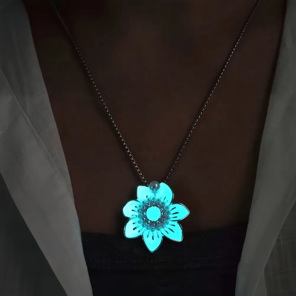 

Trendy Women's Glow-in-the-Dark Sunflower Pendant Necklace Light Absorbing Sparkles in the Dark Imitation Pearl Luxury Jewelry
