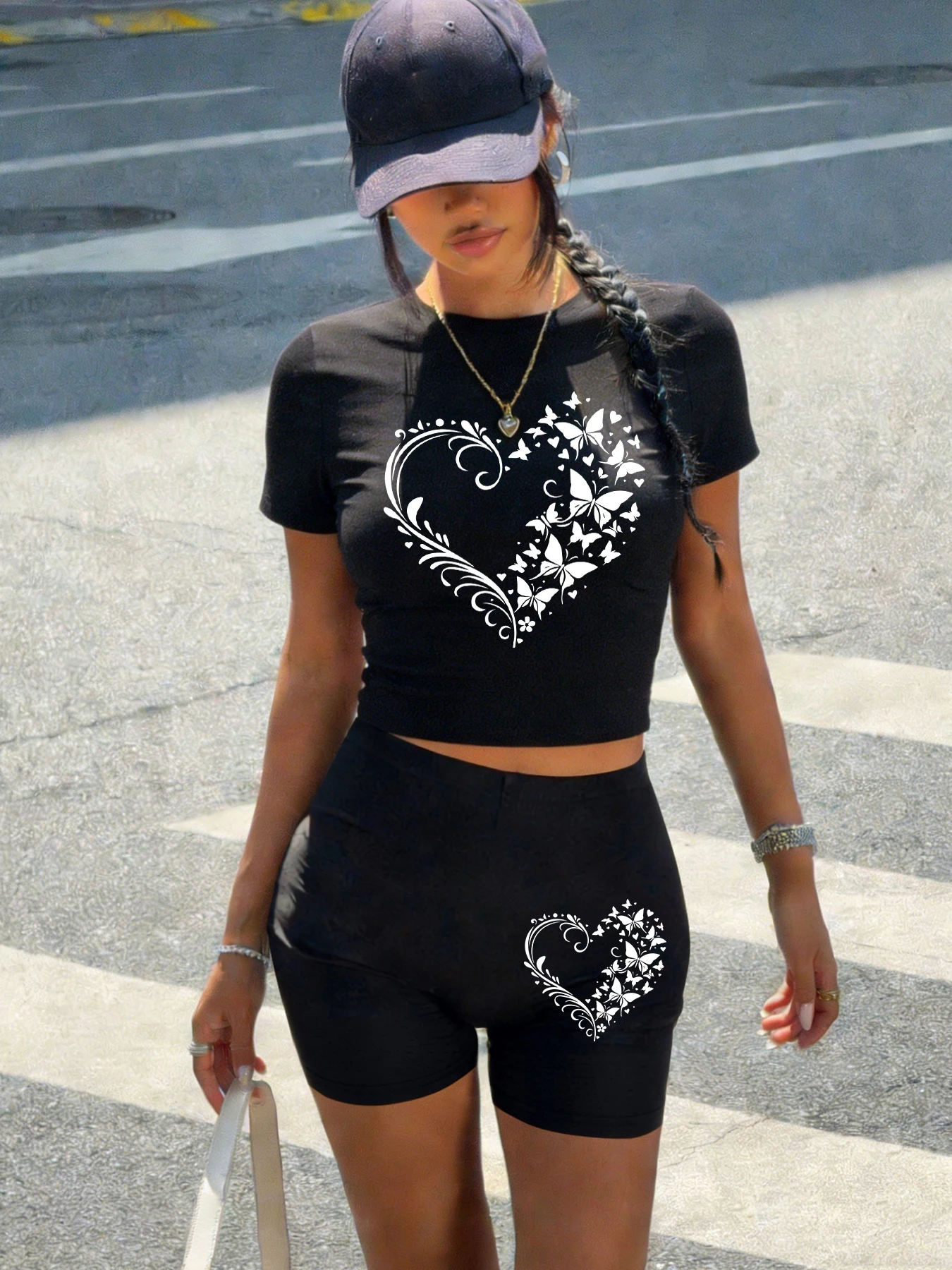 

Женский комплект: укороченная футболка с узором «Бабочка и сердце», хлопковая футболка, летние эластичные леггинсы, удобная спортивная одежда с круглым вырезом