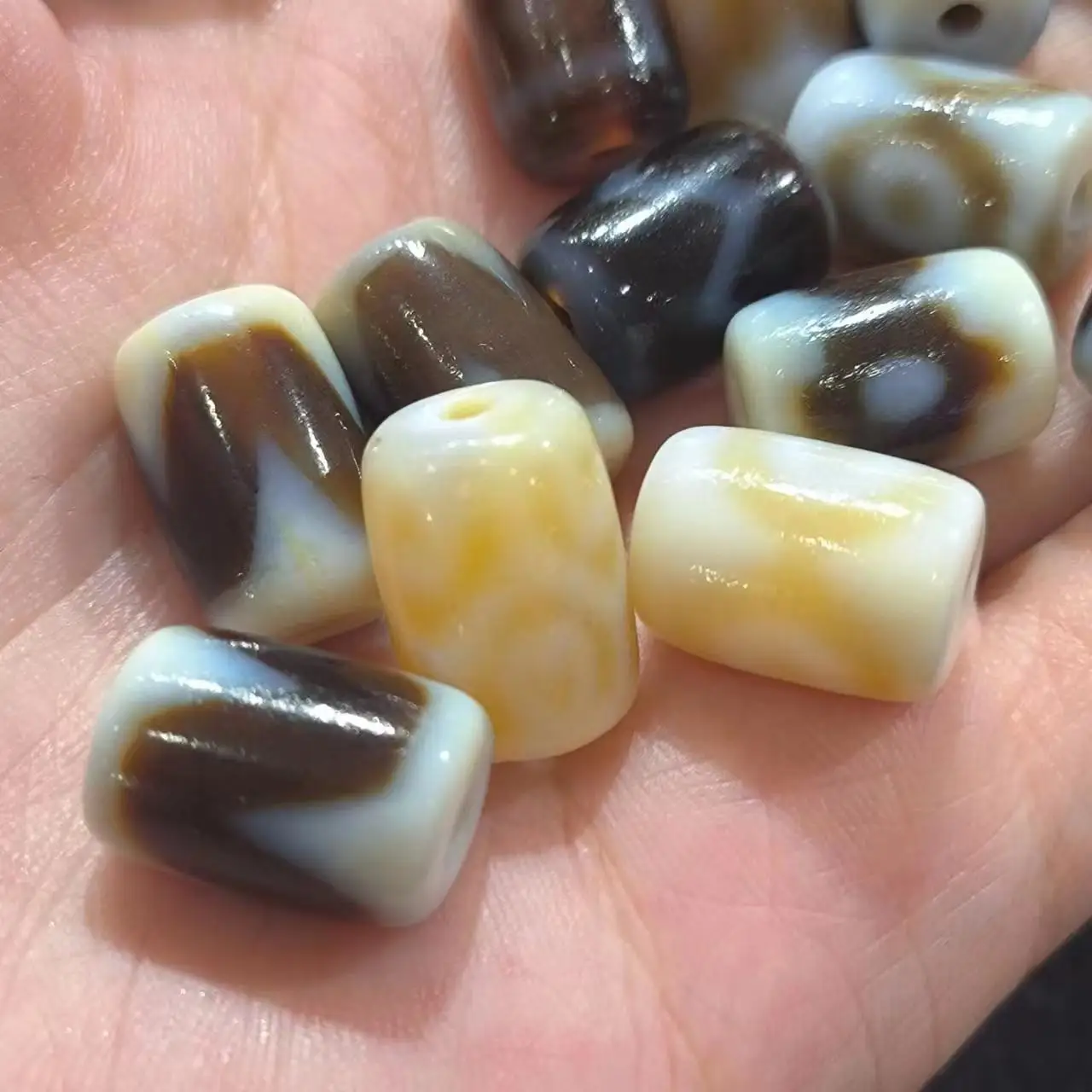 

1pcs/lot Natural old agate dzi Multiple patterns Barrel beads Brownish white Ancient craftsmanship Weathering lines Rare breeds