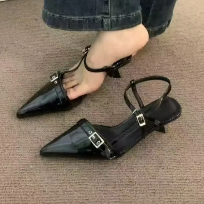 2025 المرأة الصيف جديد بسيط لون نقي مثير الصنادل المدببة بولي Leather الجلود في الهواء الطلق الترفيه مريح مكتب المرأة عالية الكعب