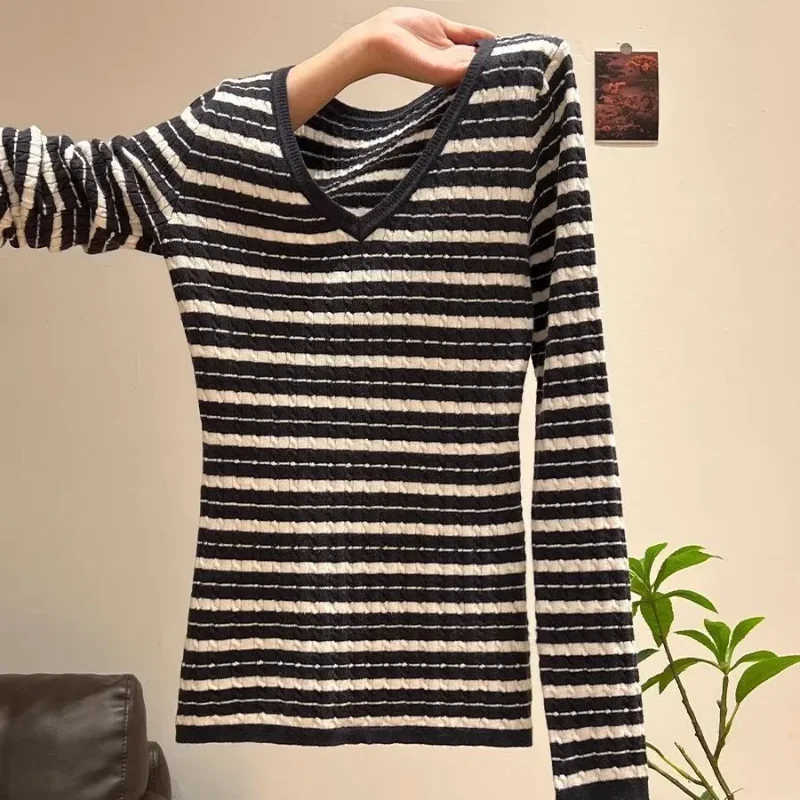Color Blocking Striped V-neck Long Sleeved Knitted Sweater for Women New Winter American Style Spicy Girl Slim Fit Short Top