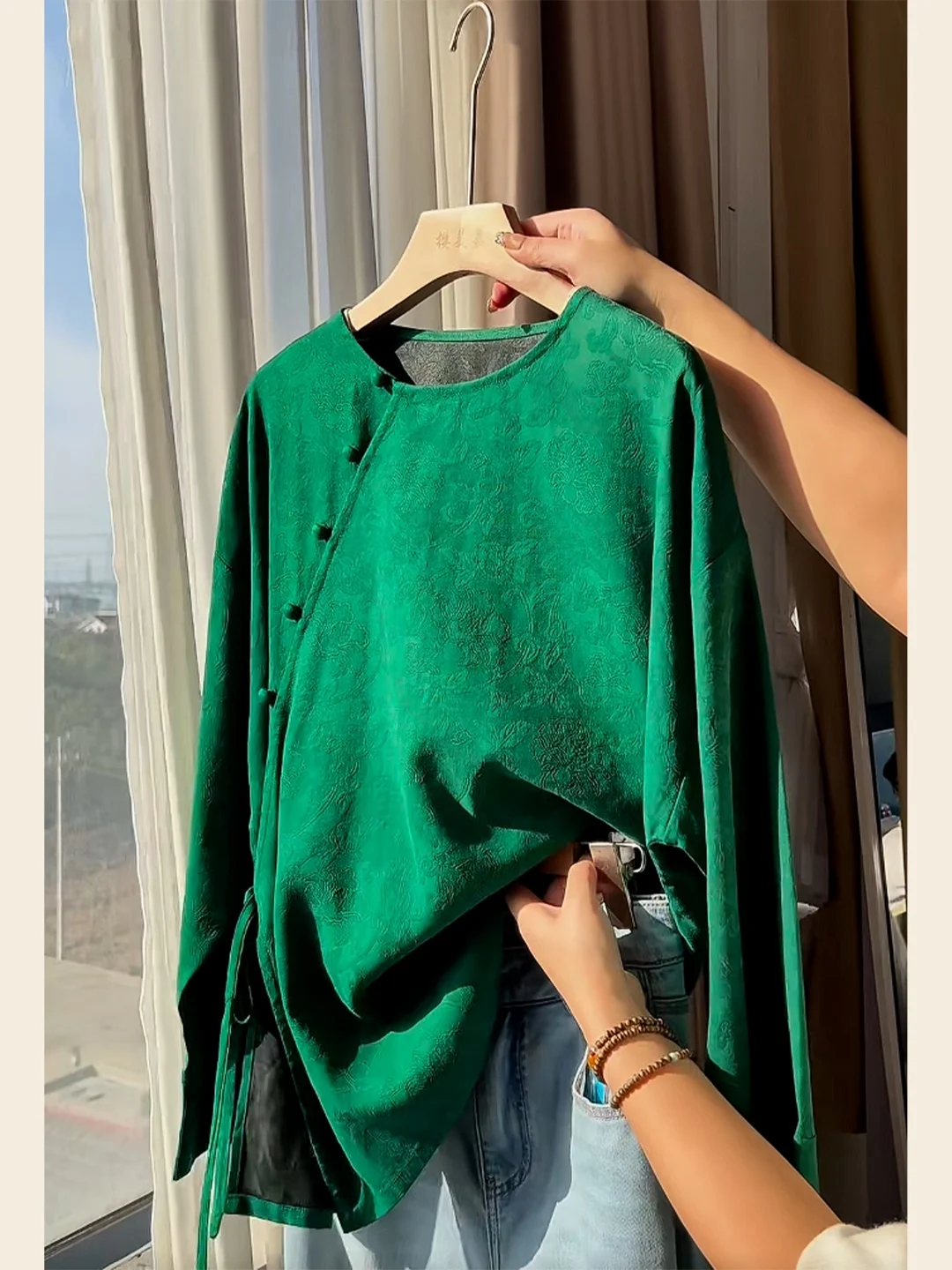 

Ele een Floral Embroidery irt Women's Slanting Sve Long Sve Loose Fit Versatile Spring 2026 High-End Feeling