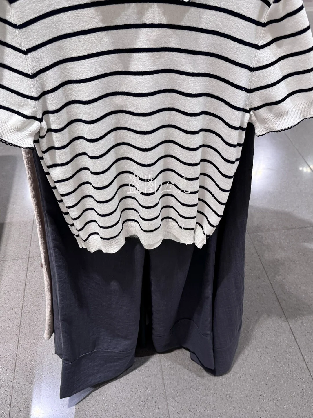 

Новый летний женский модный полосатый трикотаж ort Sve с отложным воротником, универсальный топ с кружевной отделкой, свободные для поездок на работу...