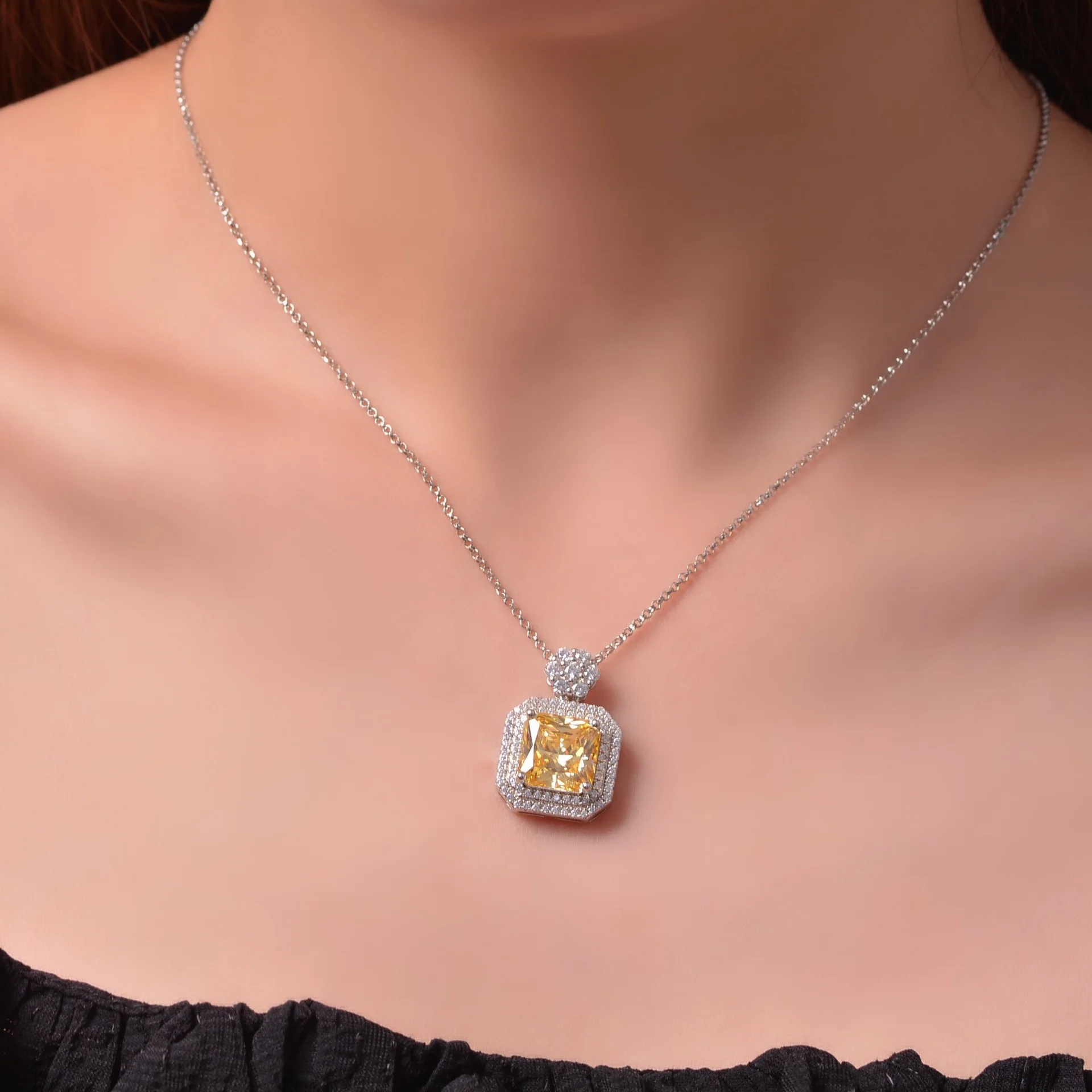 925 Silver Necklace Inlaid with 9CT Simulated Diamond Goose Yellow 10 * 10 High Carbon Diamond Pendant, Light Luxury 40+3