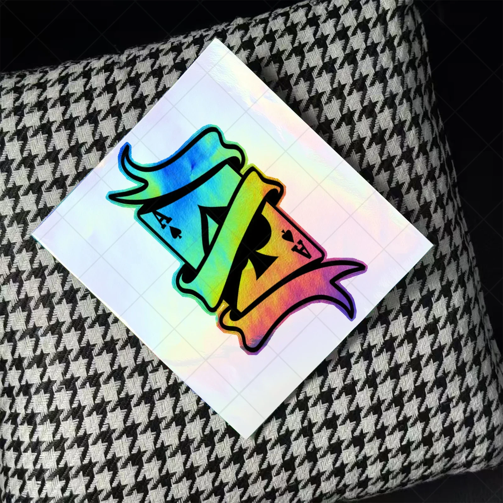 1 szt. Holograficzna naklejka na kartę do gry - Wysokiej jakości winyl na laptopa, telefon i butelkę na wodę - Zdejmowalna, przyciągająca wzrok dekoracja
