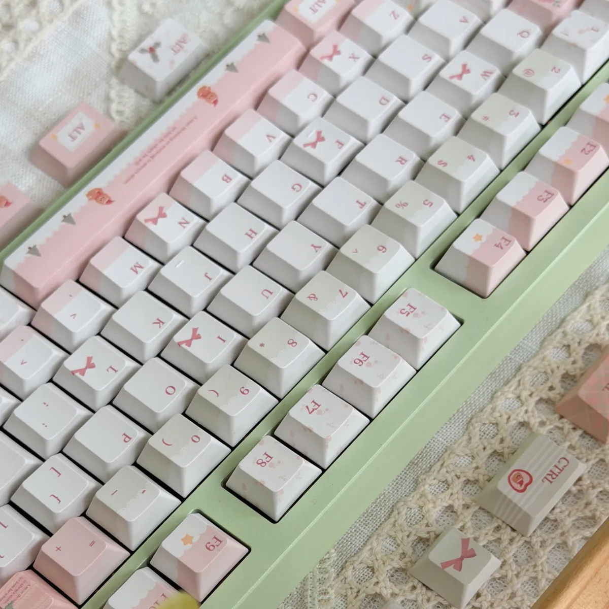 MAIMOOO Cherry Keycap Christmas Bear Design Cute Pink Pbt Five-Sided Dye-Sublimation Keycap For Aula F75/F99 Ajazz Keyboards.