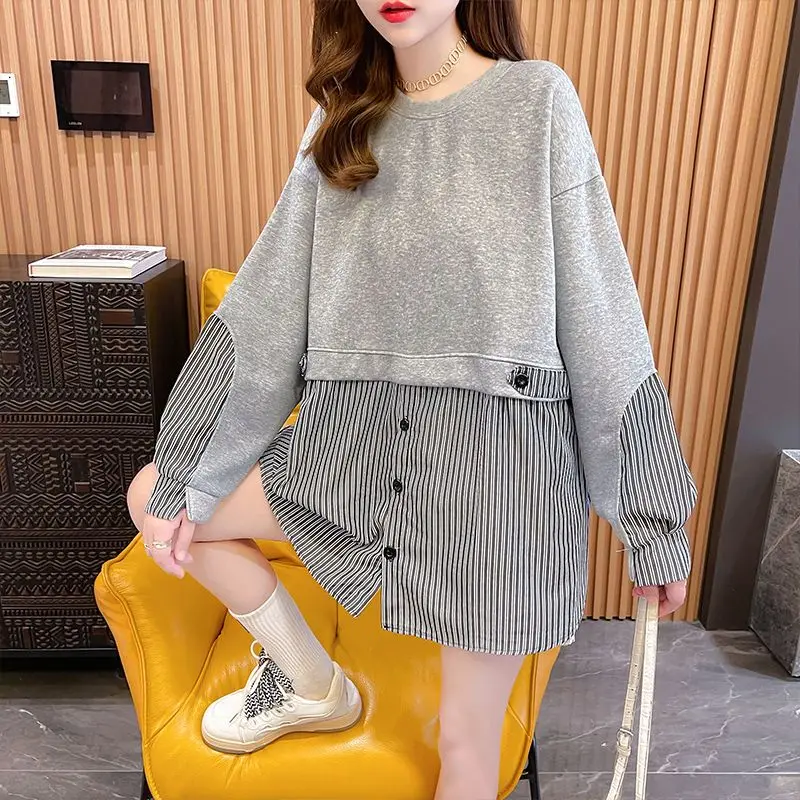 بلوفر نسائي مخطط رخيص الثمن 2000s Sport Emo جديد في ملابس الشارع الكورية الجمالية Y2k Kpop بلوزات نسائية من قطعتين