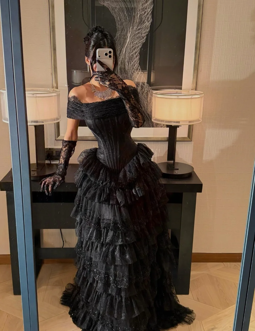 

Изысканное черное платье А-силуэта из джерси с плиссировкой, бисером, пайетками и кружевом, с открытыми плечами, в пол, на заказ