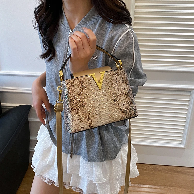 

Luxury Design Chain Strap Shoulder Bag, Elegant And Portable Handbag, Fashionable And Lightweight Wallet, Women's Crossbody Bag