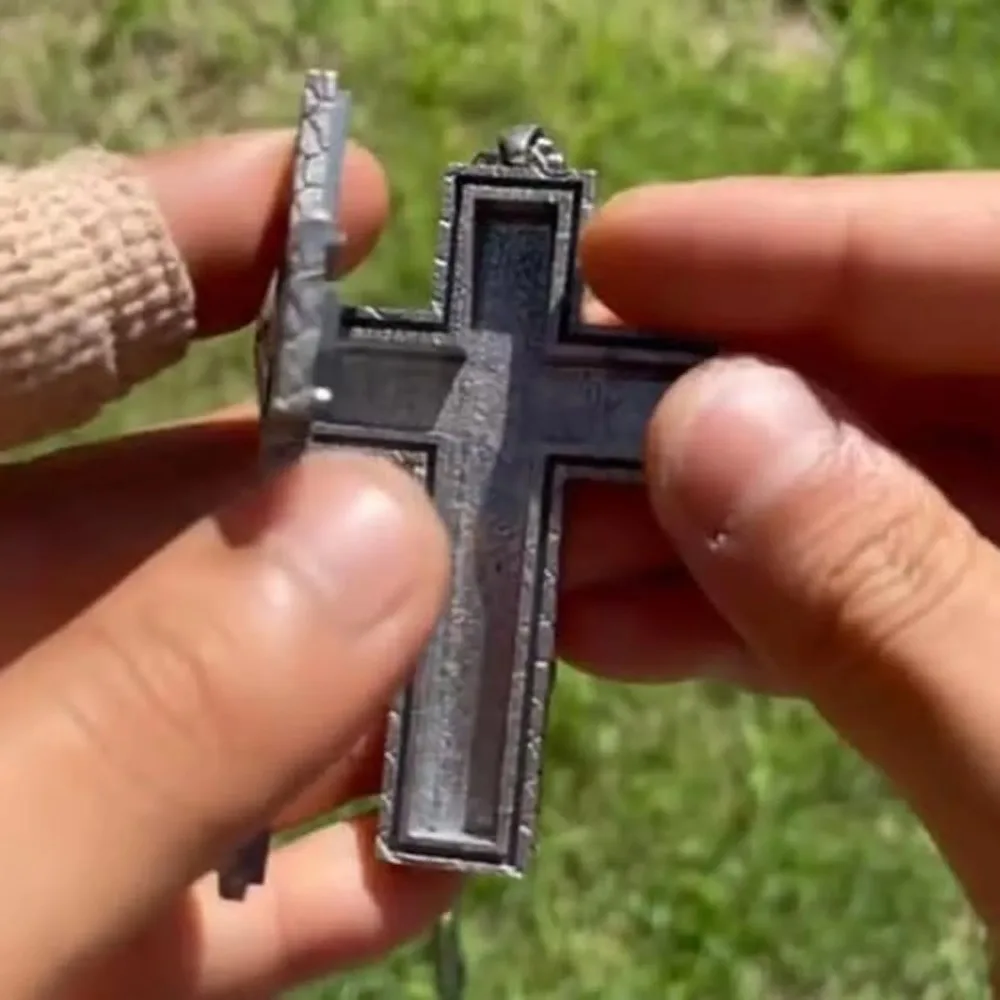 2025، مجموعة قلادة الحبار، قلادة على شكل صليب مع حجرة، قلادة مع تصميم قلادة على شكل صليب