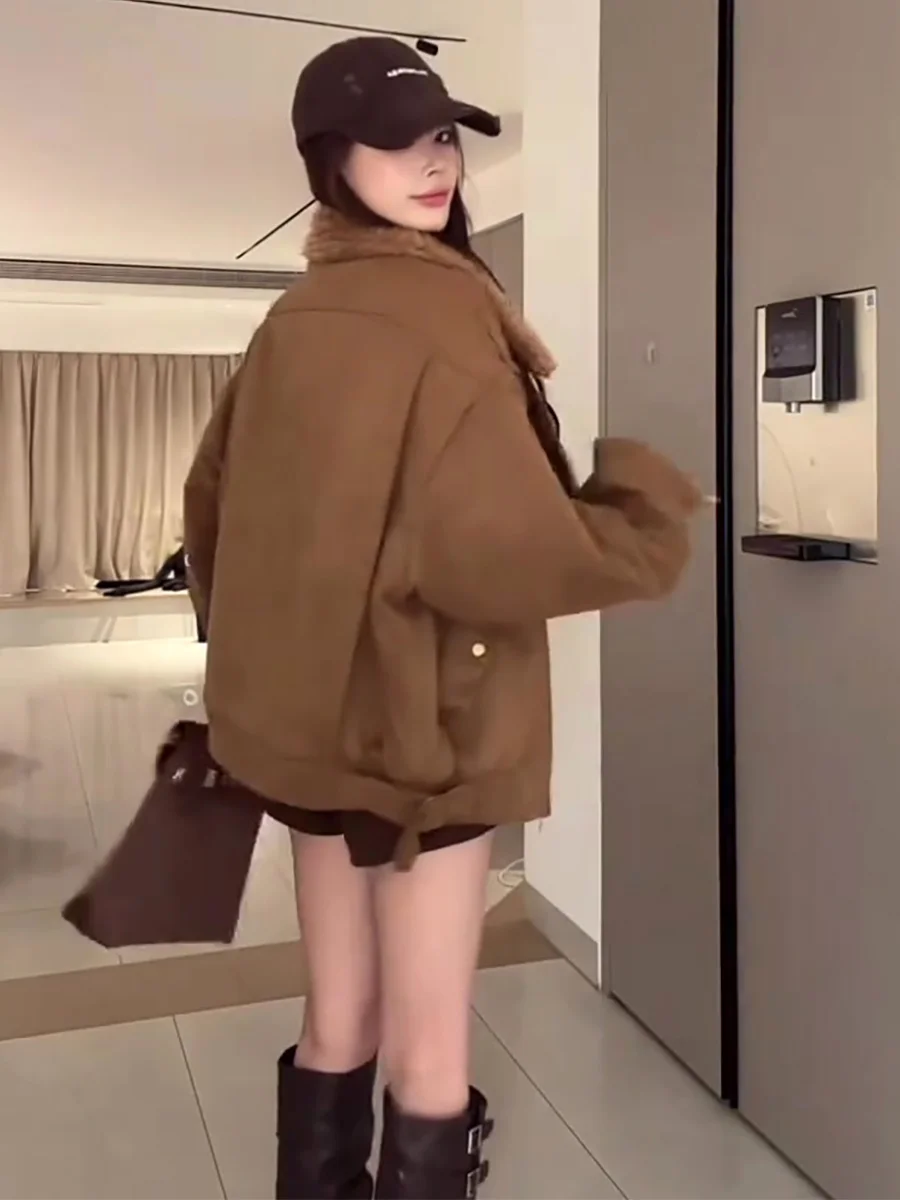 เสื้อแจ็คเก็ตสไตล์เรโทรสีน้ำตาล ปกเสื้อแบบปกเชิ้ต  ทรงหลวม  ผ้าหนังกลับ  ซับใน  สำหรับผู้หญิง  ใส่ได้ทั้งฤดูใบไม้ร่วงและฤดูหนาว  แฟชั่นสำหรับสุภาพสตรี