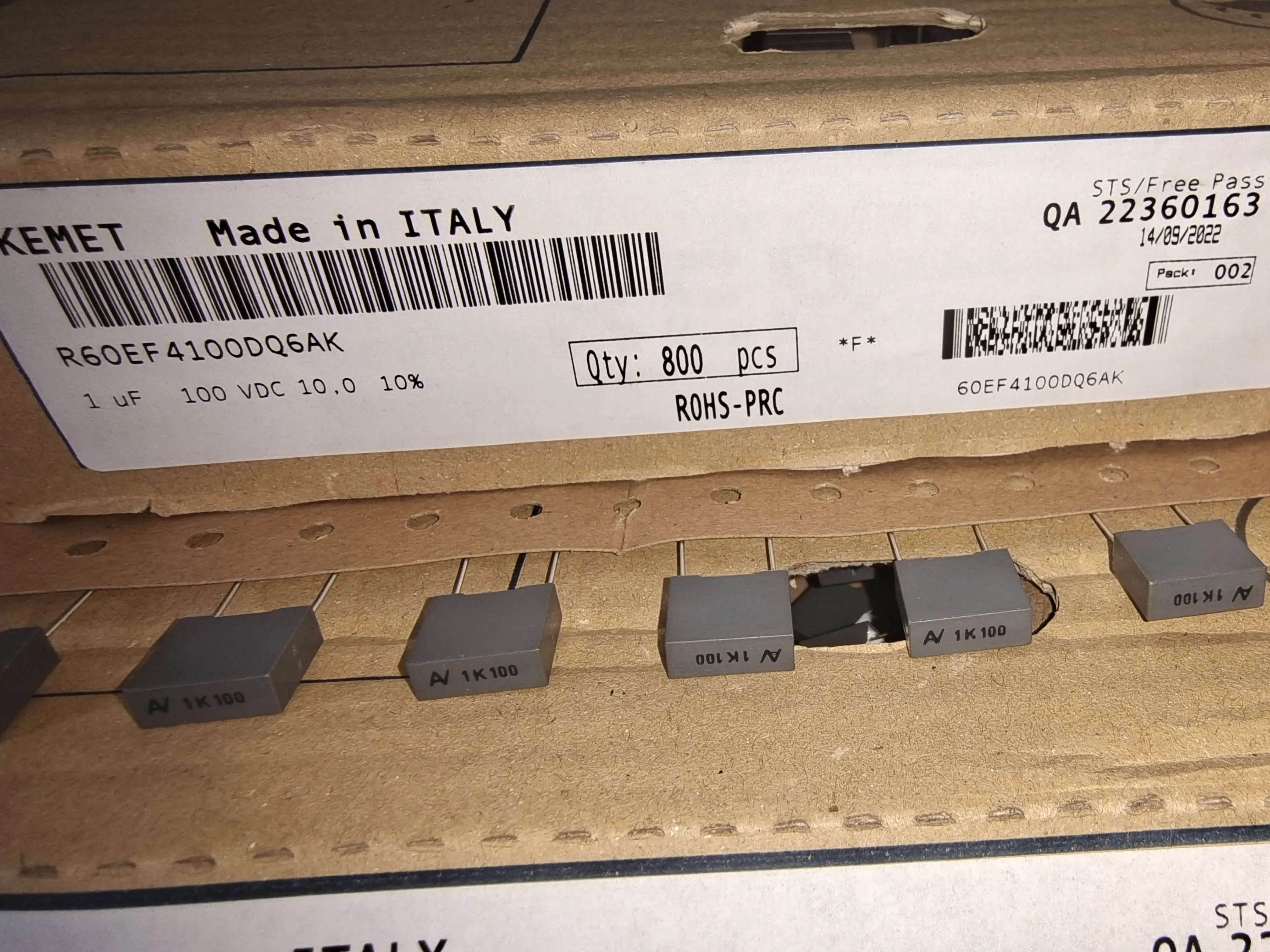 10 pieces per lot  AV R60 1uf 100v 105k non-rectangular film capacitor. Model: R60EF4100DQ6AK. Package size: P10mm, 13*11*5mm.