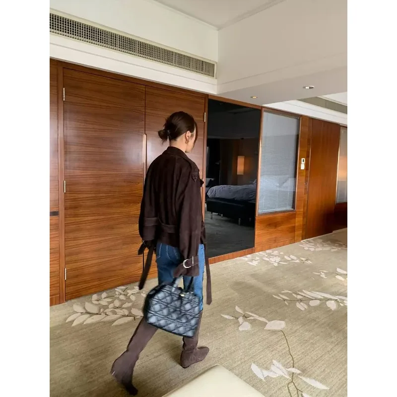 เสื้อโค้ทสั้นผ้าหนังกลับสีกาแฟสไตล์เกาหลี เสื้อโค้ทกันลมที่ทันสมัยและเป็นผู้ใหญ่สำหรับผู้หญิงฤดูใบไม้ผลิ/ฤดูใบไม้ร่วง