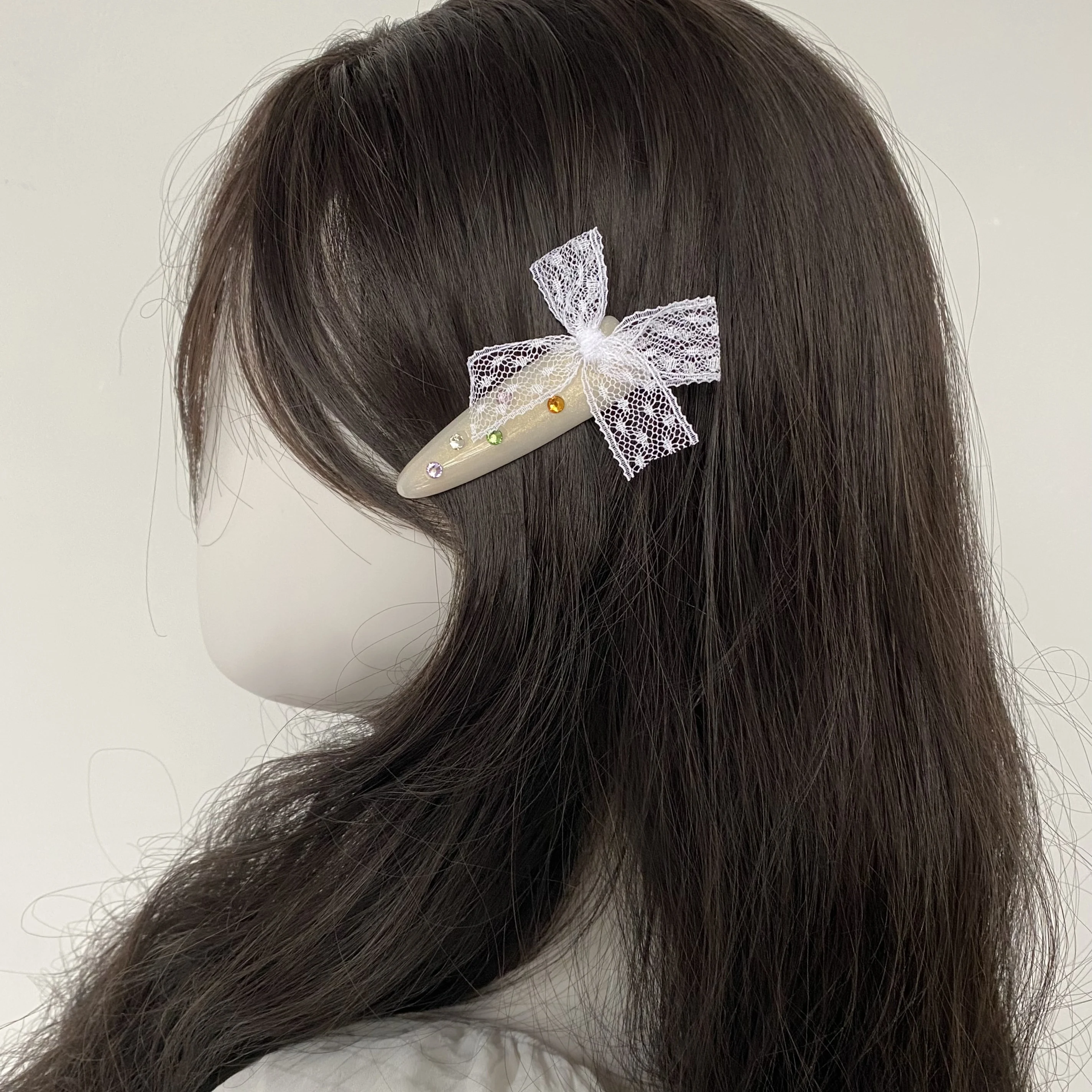 1 個のヘアクリップ、白いレースのリボンとカラフルなラインストーン付き、女の子と女性のためのかわいいヘアアクセサリー