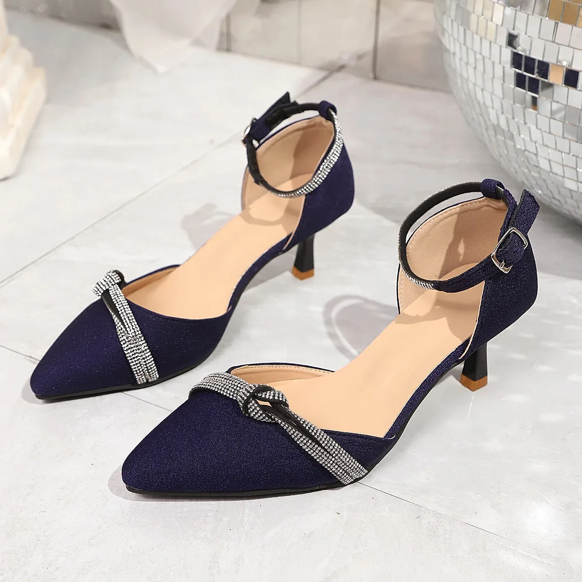 

Новая коллекция 2026: Стильные и блестящие женские туфли на высоком каблуке — брендовые туфли-лодочки с острым носком, украшенные кристаллами и ремешком с пряжкой