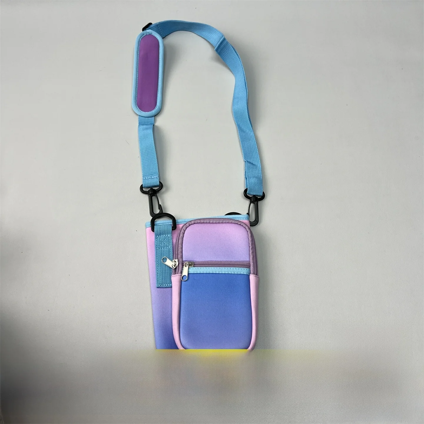 capa-termica-portatil-para-copo-com-alca-ajustavel-transversal-para-viagem-e-passeio-bolsa-integrada-para-copo-de-Agua-e-cel