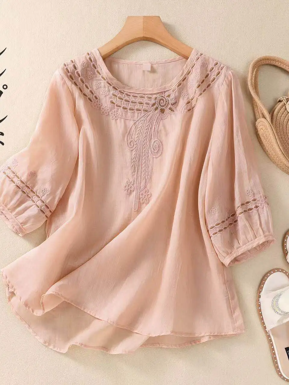 

Elegant Slimming Loose Cotton Linen Embroidered Shirt Summer Short Sleeve Overhead Top for Middle-Aged Women round Neck