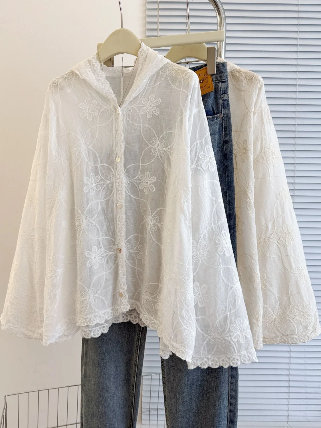 

Женский топ с вышивкой в стиле ретро, летний тонкий свободный крой с капюшоном и защитой от солнца, длинный свеч на пуговицах