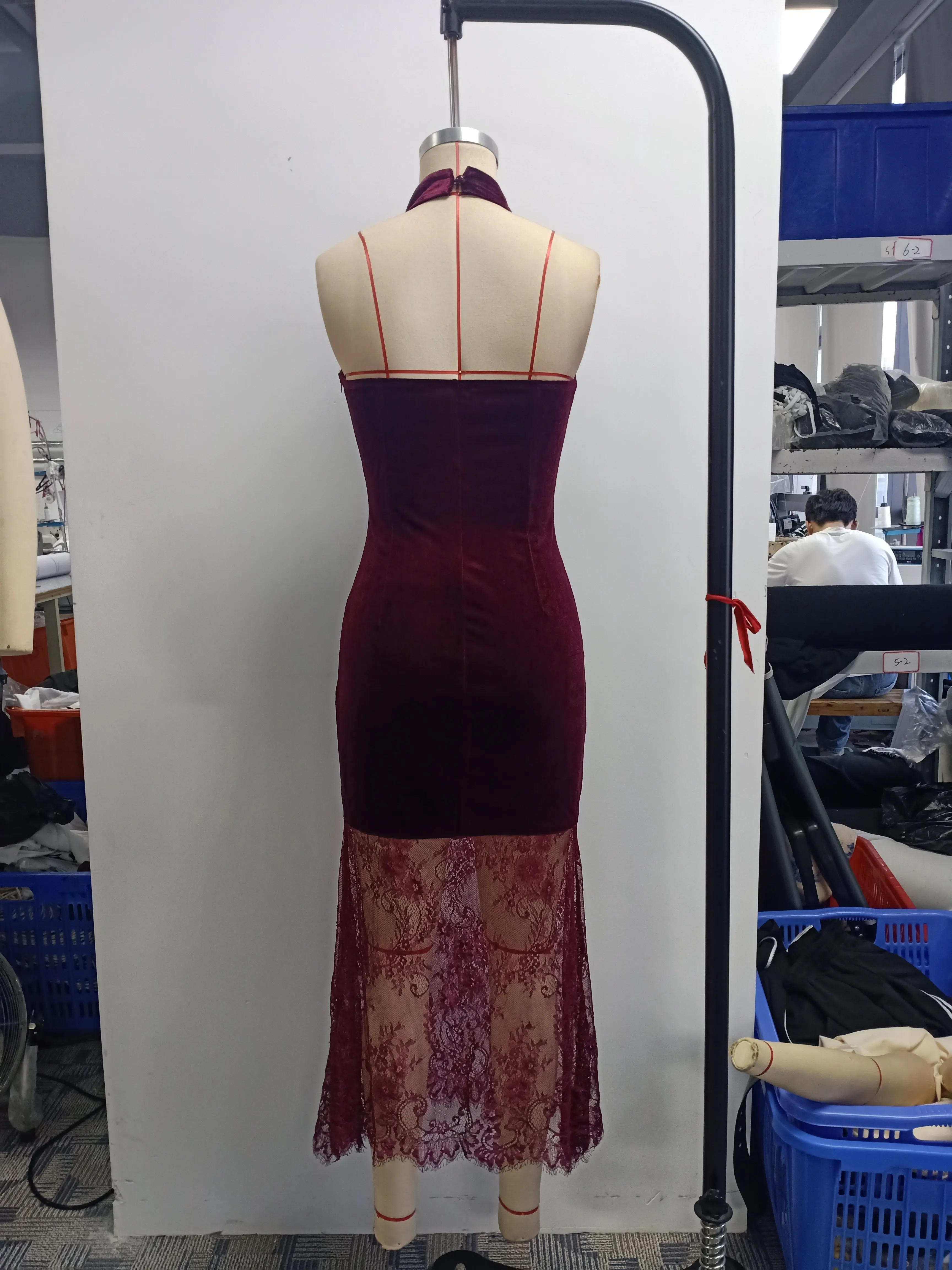 Einfarbiges burgunderrotes Samtkleid, ärmellos, Midi-Länge, hoher Kragen, Neckholder, figurbetont, Spitzen-Meerjungfrauen-Saum, Abendkleid für Cocktailpartys. – Detail 9