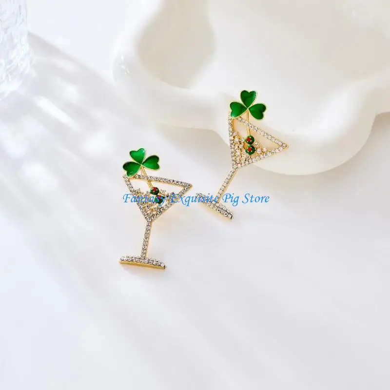 تتميز أقراط البرسيم بأزرار الماس وتصميمات زجاجية نبيذية للاحتفال بالحظ السعيد، وهي فن هندسي