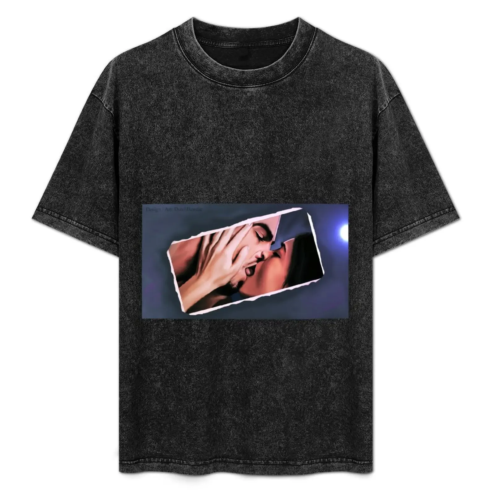 

Beastly kiss T-Shirt Lightweight Sport Basic T-Shirt