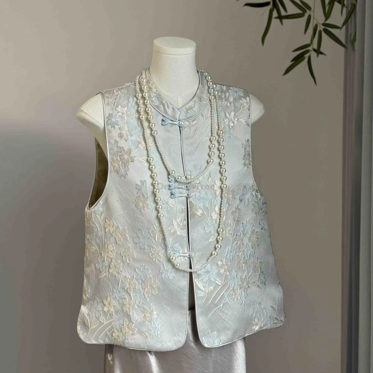 

2025 new jacquard vest chinese style disc buckle sleeveless waistcoat fashionable advanced sense temperament women's singlet