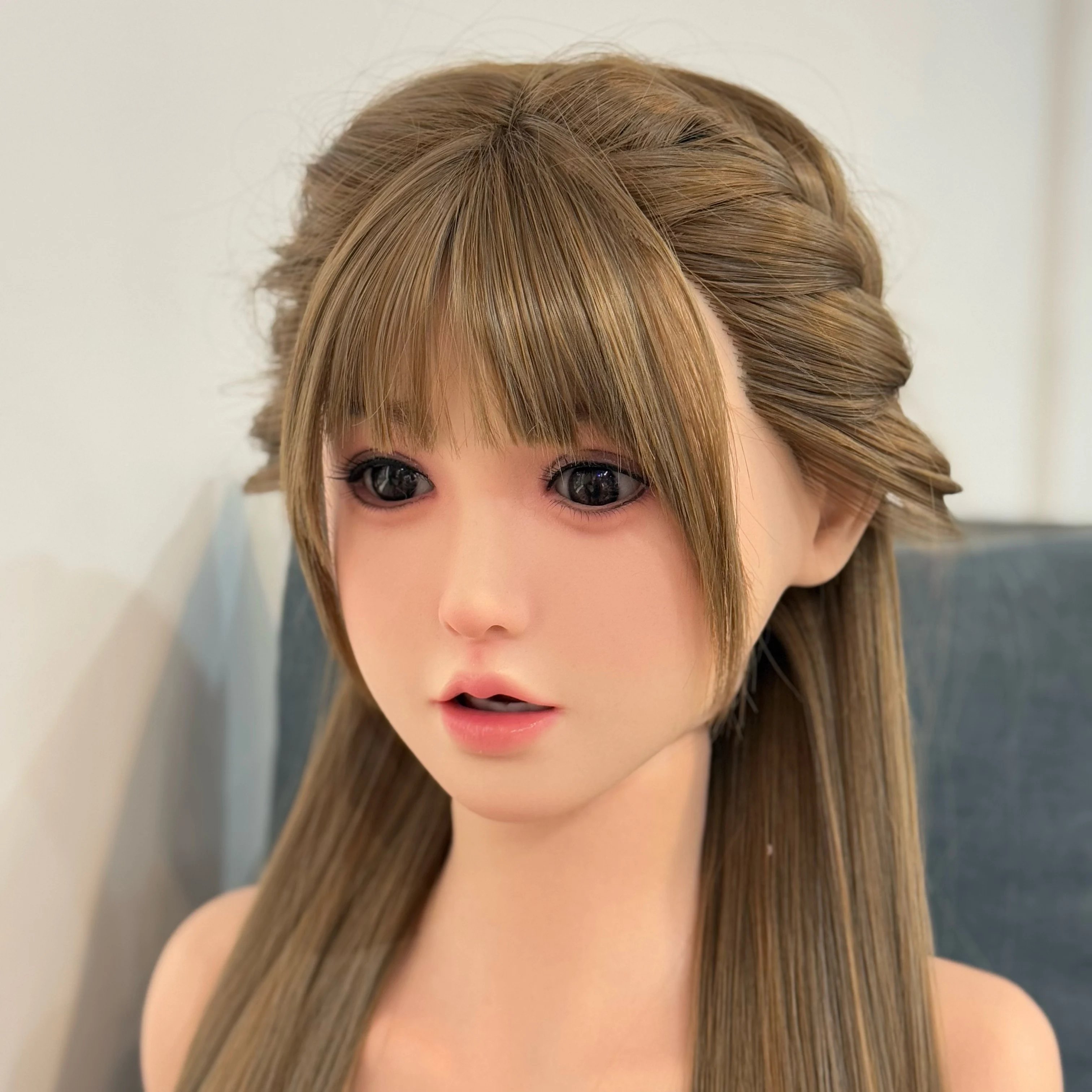 يمكن تسريحة الشعر السيليكون الجديدة فتح فمها، مما يزيد من سحرًا لطيفًا وأنيقًا. مع مظهر مكياج رقيق، إنه لطيف جدًا