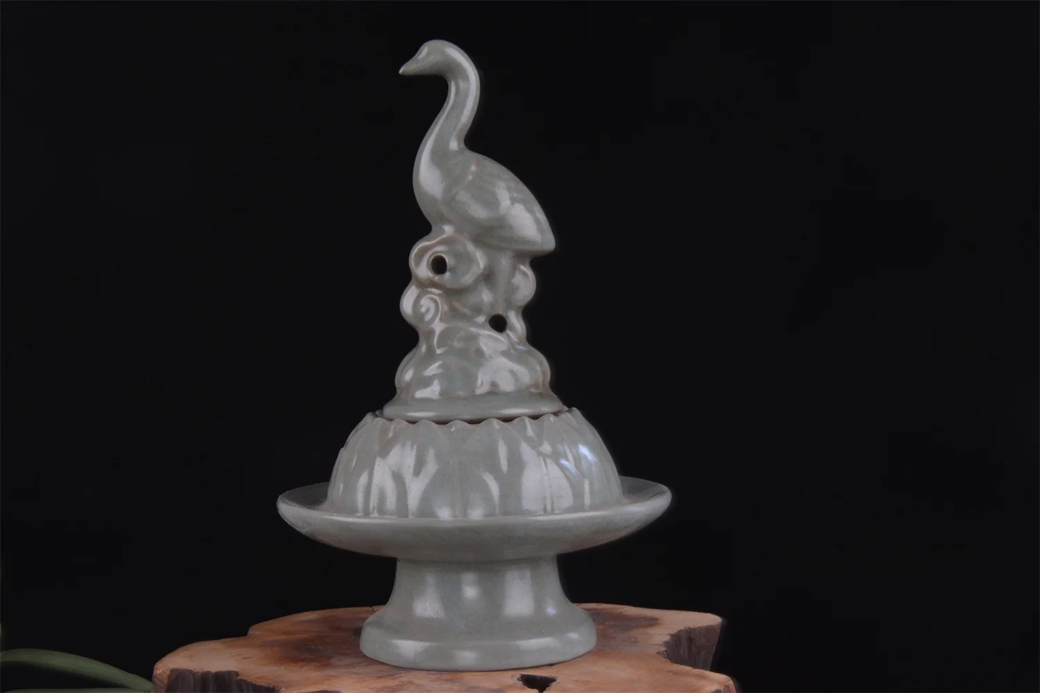 

Song Dynasty Ru kiln porcelain crane censer statue