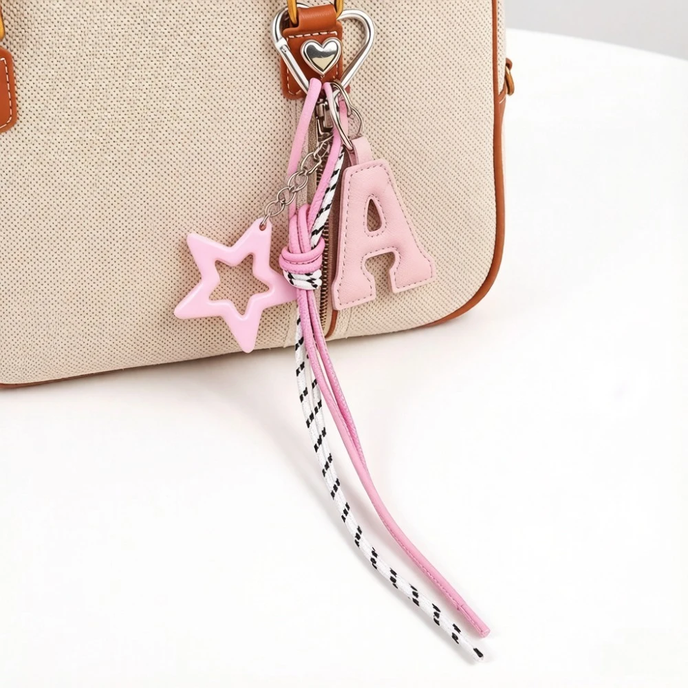 Leder A-Z Initialen-Schlüsselanhänger mit Stern-Quaste und Herz-Verschluss, Alphabet-Taschenanhänger, Personalisierter Geldbörsen- und Rucksackanhänger, Kleines Geschenk – Detail 2