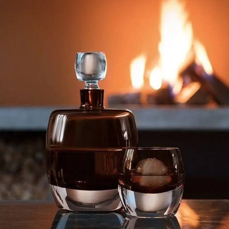 High-end crystal wine set, luxury modern art thick-bottomed handmade glass wine jug, model room, bar counter soft decoration