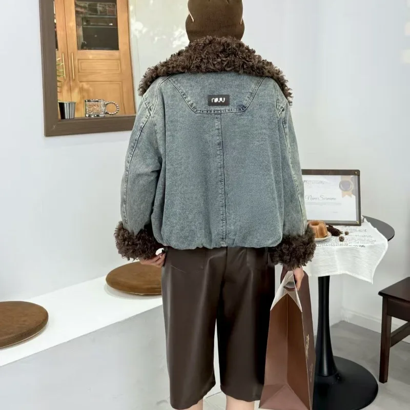 Zimowa moda uliczna, ciepła i stylowa kurtka z dużym kołnierzem, futro, nowa, zintegrowana, dżinsowa, krótka, retro kurtka z futrem.